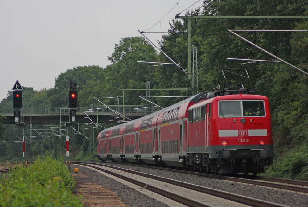 RE10419 aus Aachen nach Dortmund mit Schublok 111 010bei der Ausfahrt in Lindern, 15.8.10