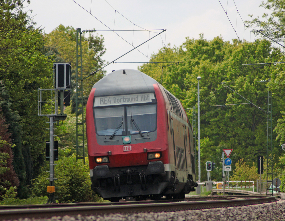 RE10421 mit Schublok 111 126-9 am Einfahrvorsignal des Bahnhofs Geilenkirchen, 19.5.10