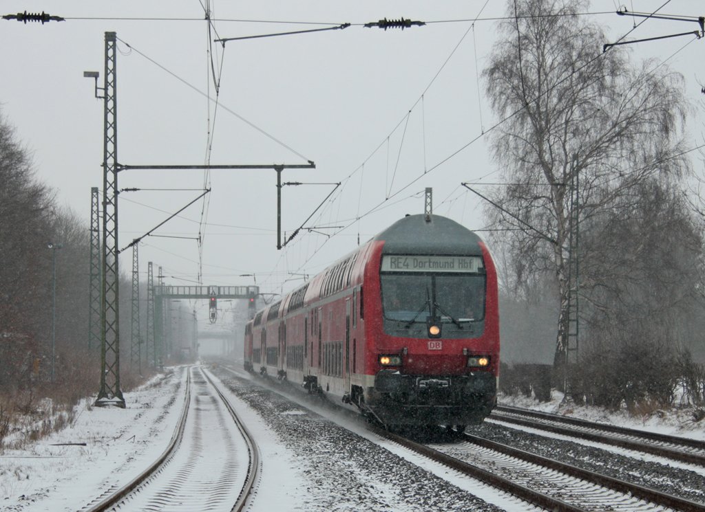 RE10421 mit Schublok 111 158 aus Aachen nach Dortmund bei der Einfahrt in Geilenkirchen 12.2.10