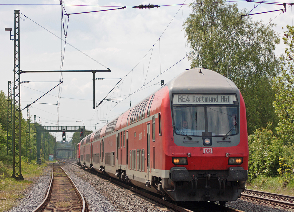 RE10423 (+5) mit Schublok 111 152-5 nach Dortmund bei der Einfahrt in Geilenkirchen, 16.5.10