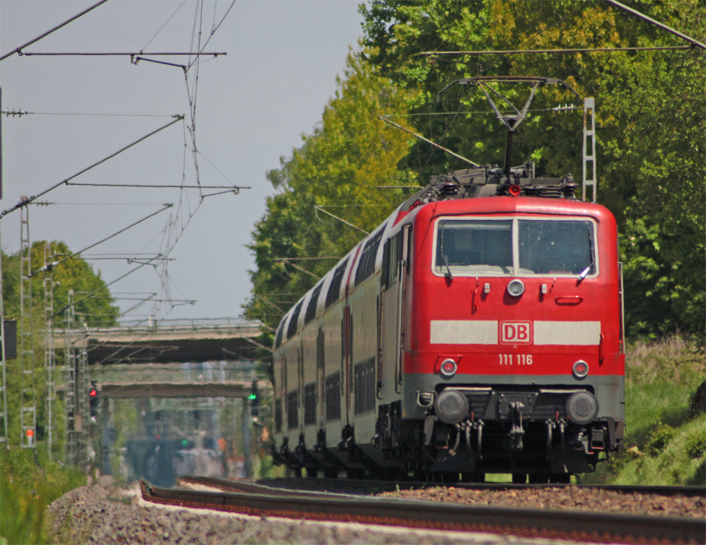 RE10423 nach Dortmund mit Schublok 111 116 kurz vor dem Bahnhof Geilenkirchen, 19.5.10