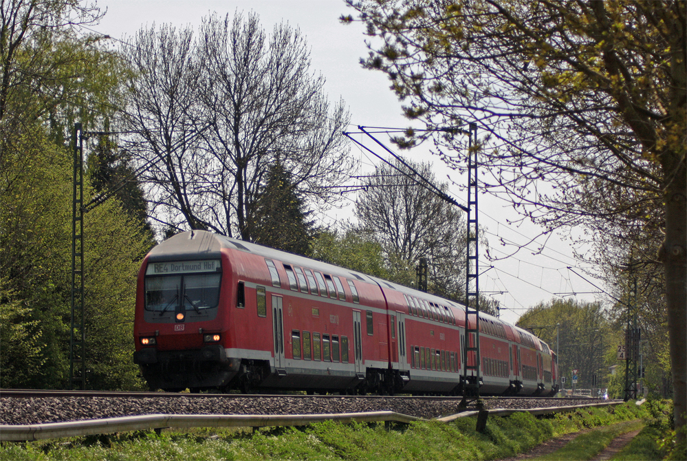 RE10425 mit Schublok 111 147-5 nach Dortmund am Km 25.4 kurz vor dem Bahnhof Geilenkirchen, 28.4.10