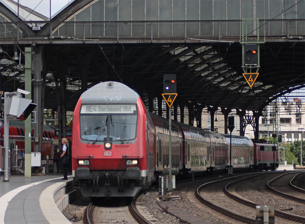 RE10425 nach Dortmund mit Schublok 111 160-8 steht zur Abfahrt in Aachen Hbf bereit, 2.8.10