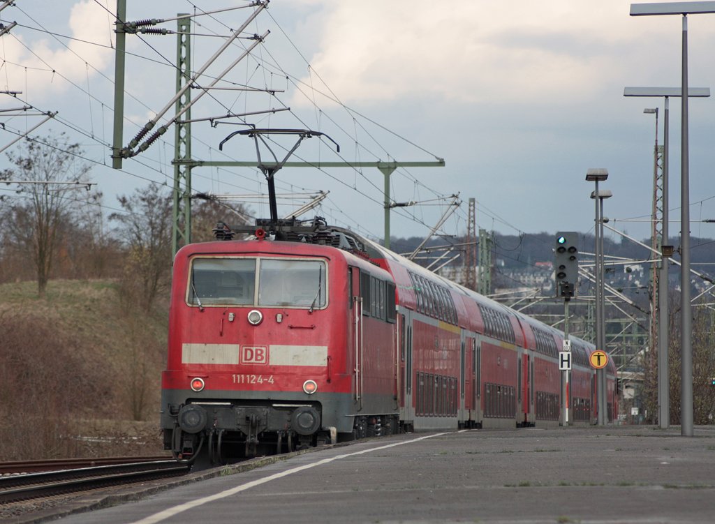 RE10427 mit Schublok 111 124-4 nach Dortmund bei der Ausfahrt in Wuppertal-Vohwinkel 27.3.10