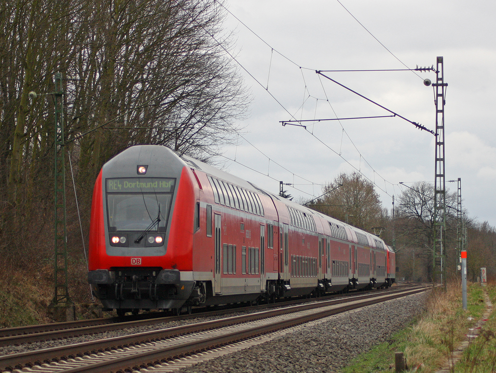 RE10429 mit Schublok 145 040-2 nach Dortmund kurz vor dem Bahnhof Geilenkirchen, 13.3.11