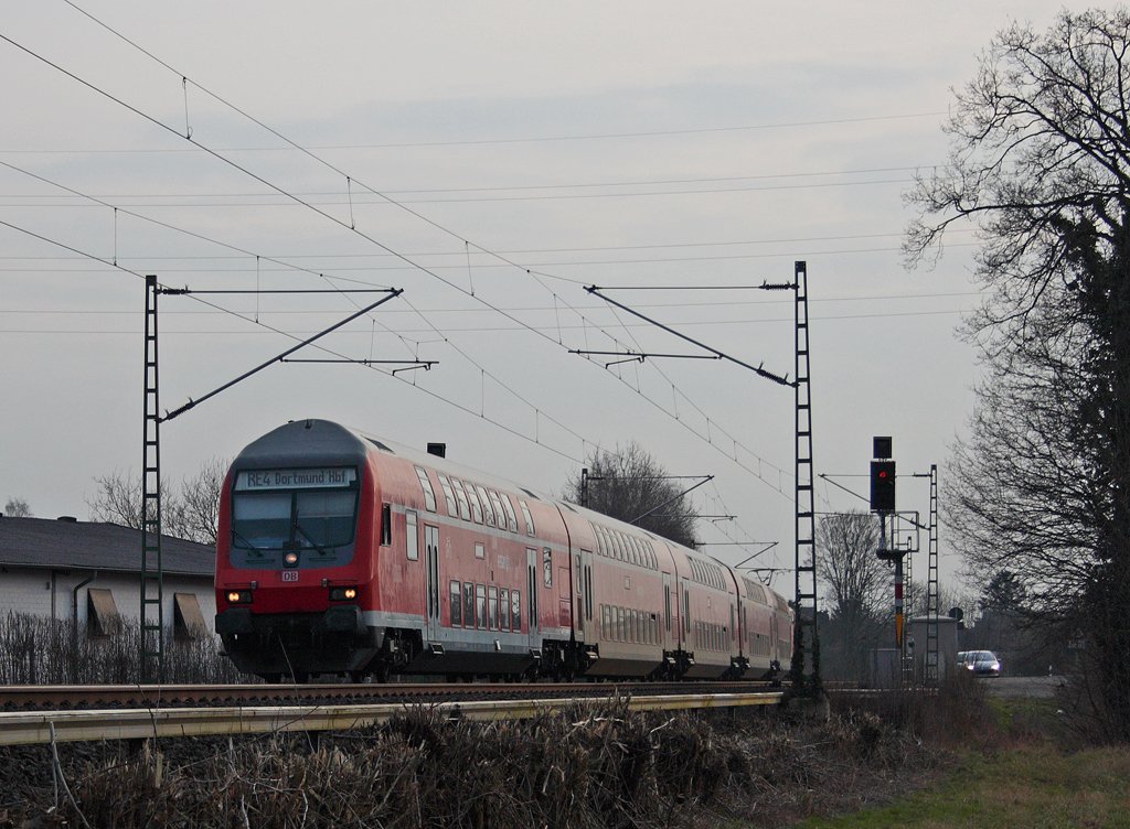 RE10431 mit 761.2 Stw an der Spitze und Schublok 111 124-4 auf dem Weg nach Dortmund  am Km 28.3 der KBS485 23.3.10