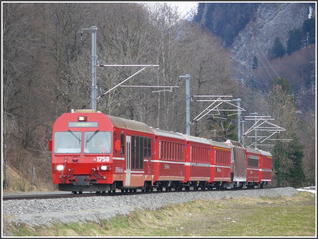RE1044 aus Davos mit Steuerwagen 1758 bei Malans. (18.03.2010)