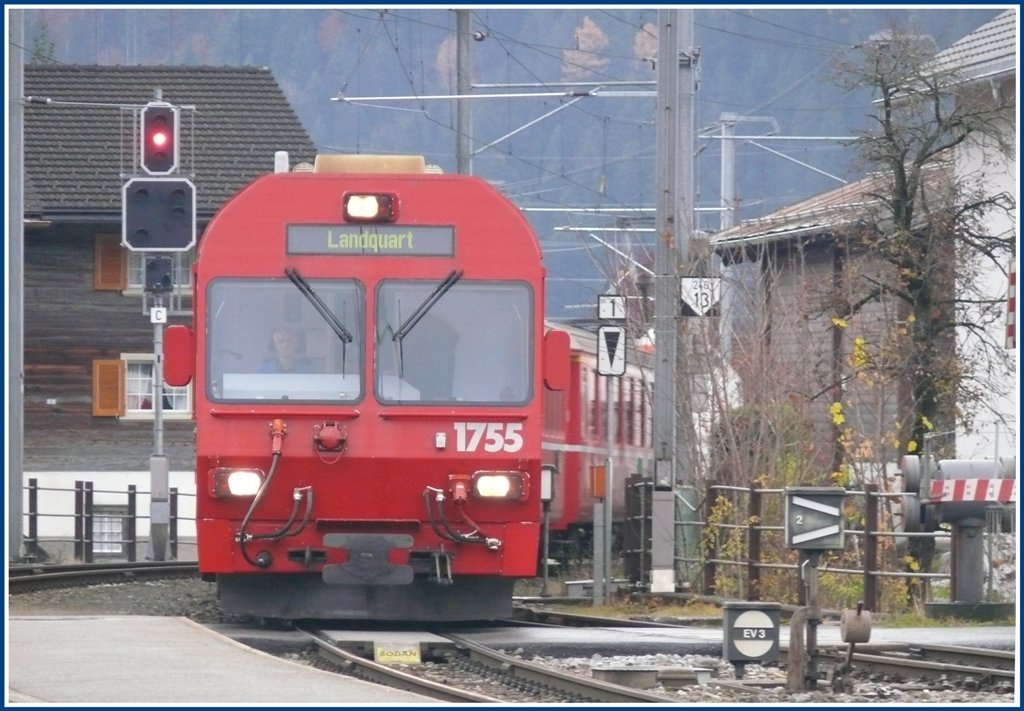 RE1044 aus Davos Platz mit Steuerwagen 1755 fhrt in Grsch ein. (16.11.2009)