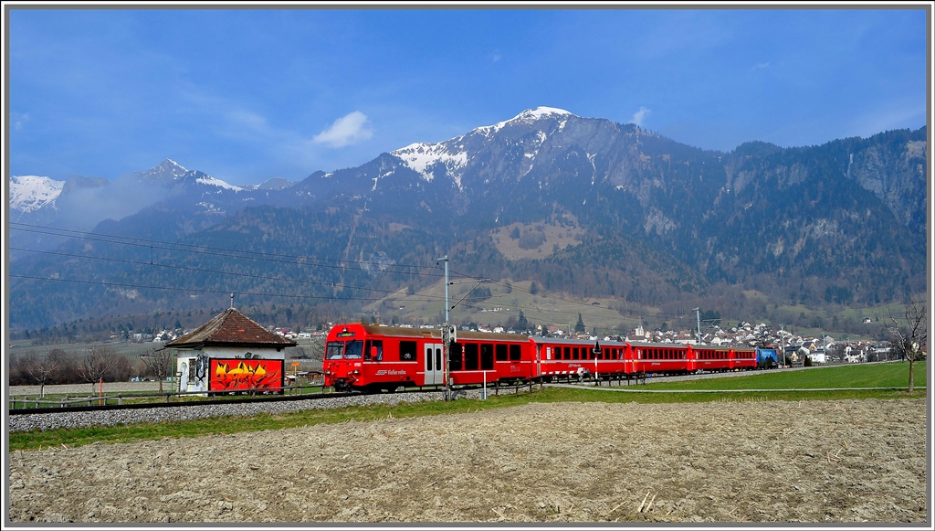 RE1044 mit Ge 4/4 III 647  Grsch  beim Pumphuschen zwischen Malans und Landquart. (02.02.2013)