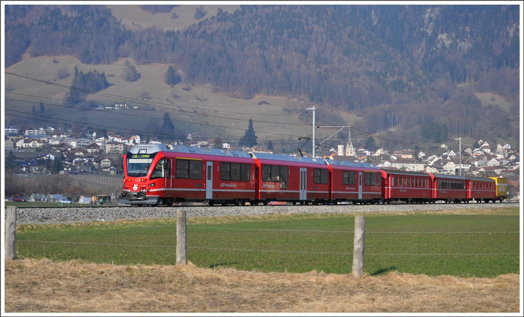 RE1048 mit ABe 8/12 3507 fhrt durch die Bndner Herrschaft am Weinbaudorf Malans vorbei Richtung Landquart. (03.03.2011)
