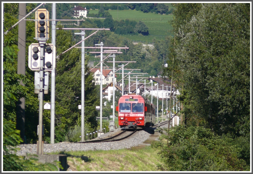 RE1052 aus Davos Platz mit Steuerwagen 1755 erreicht in Krze Landquart. (01.09.2010)
