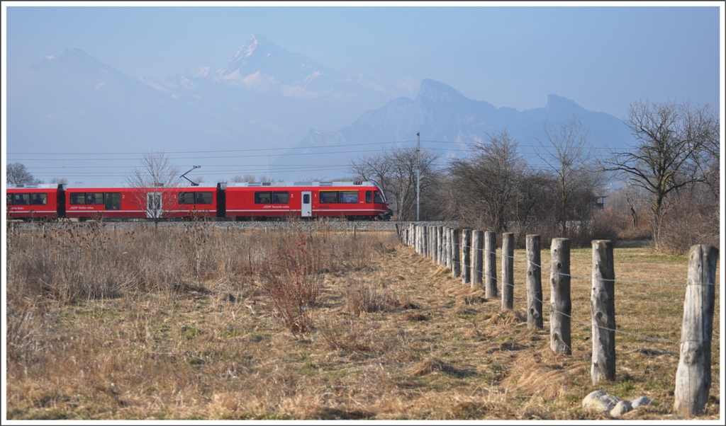 RE1053 mit Allegra 3508 zwischen Landquart und Malans auf dem Weg nach Davos Platz. (03.03.2011)
