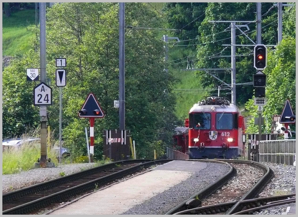 RE1053 mit Ge 4/4 II 612  Thusis  erreicht KLosters Dorf. (26.06.2010)