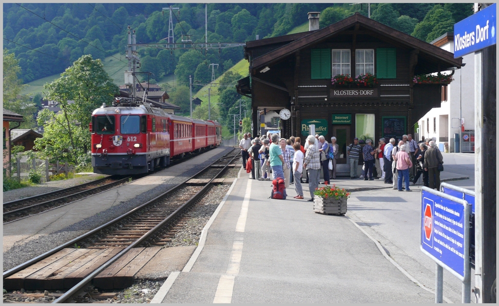 RE1053 nach Davos Platz fhrt ohne Halt durch Klosters Dorf. (26.06.2010)
