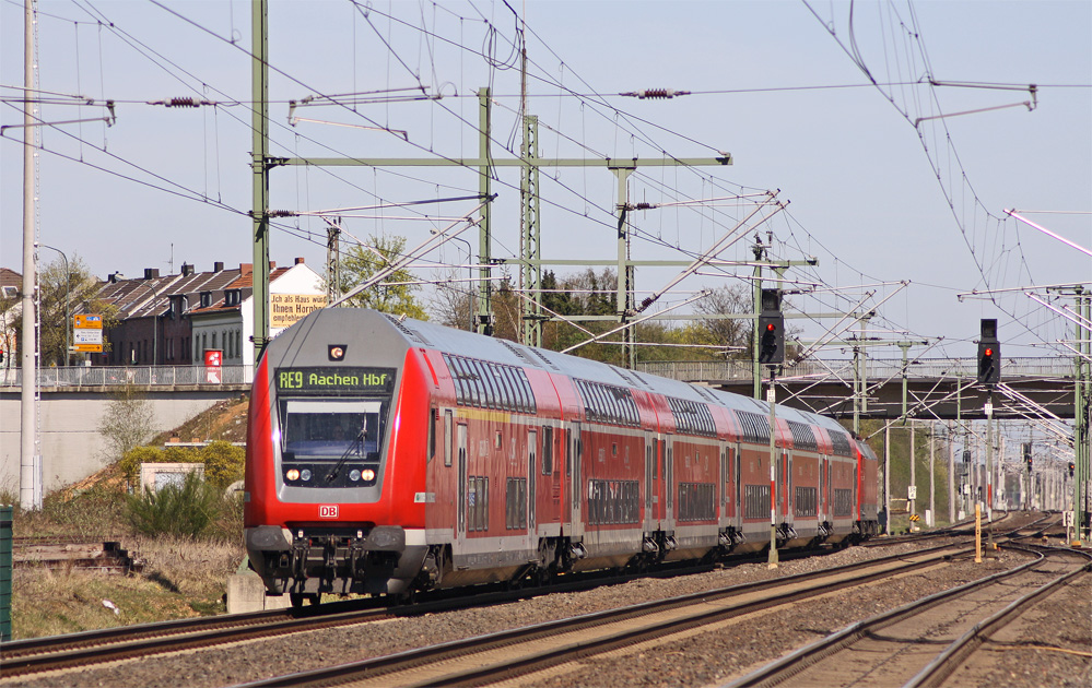 RE10916 (RSX) von Siegen nach Aachen Hbf mit Schulok 120 208-4 bei der Einfahrt in Dren, 2.4.11