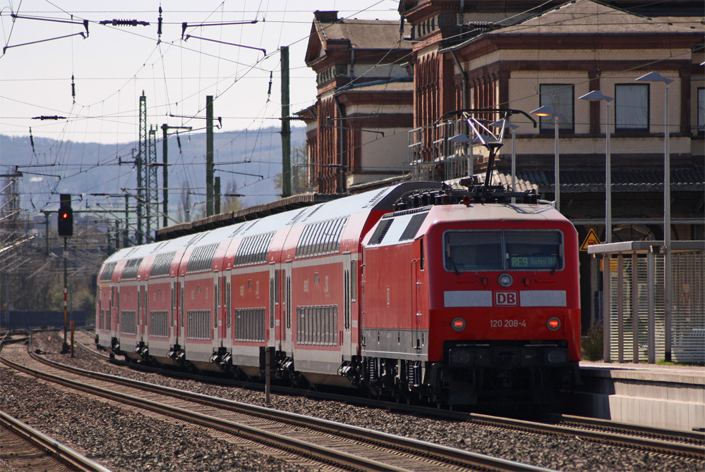 RE10916 (RSX) von Siegen nach Aachen Hbf mit Schulok 120 208-4 beim Halt in Dren, 2.4.11