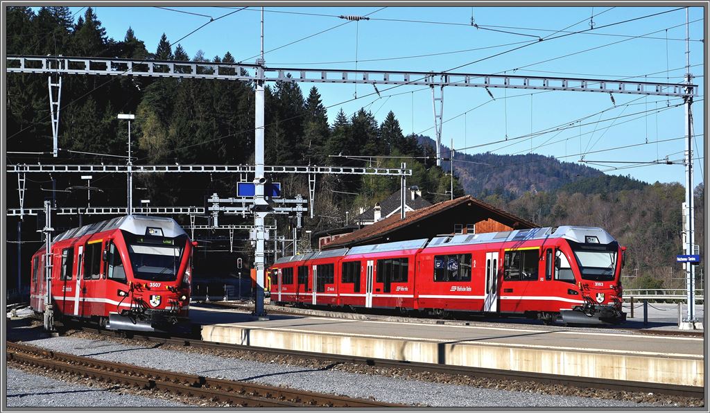 RE1120 mit ABe 8/12 3507  Benedetg Fontana  trifft in Reichenau-Tamins au den ABe 4/16 3103  Hortensia von Gugelberg . (24.04.2013)