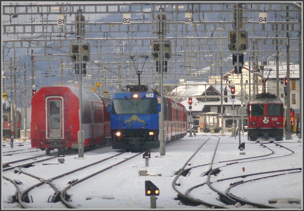 RE1120 mit Ge 4/4 III 652  Vaz/Obervaz  fhrt in Chur ein und wird gleich das Gleis des ausfahrenden RE1125 belegen. (29.01.2010)