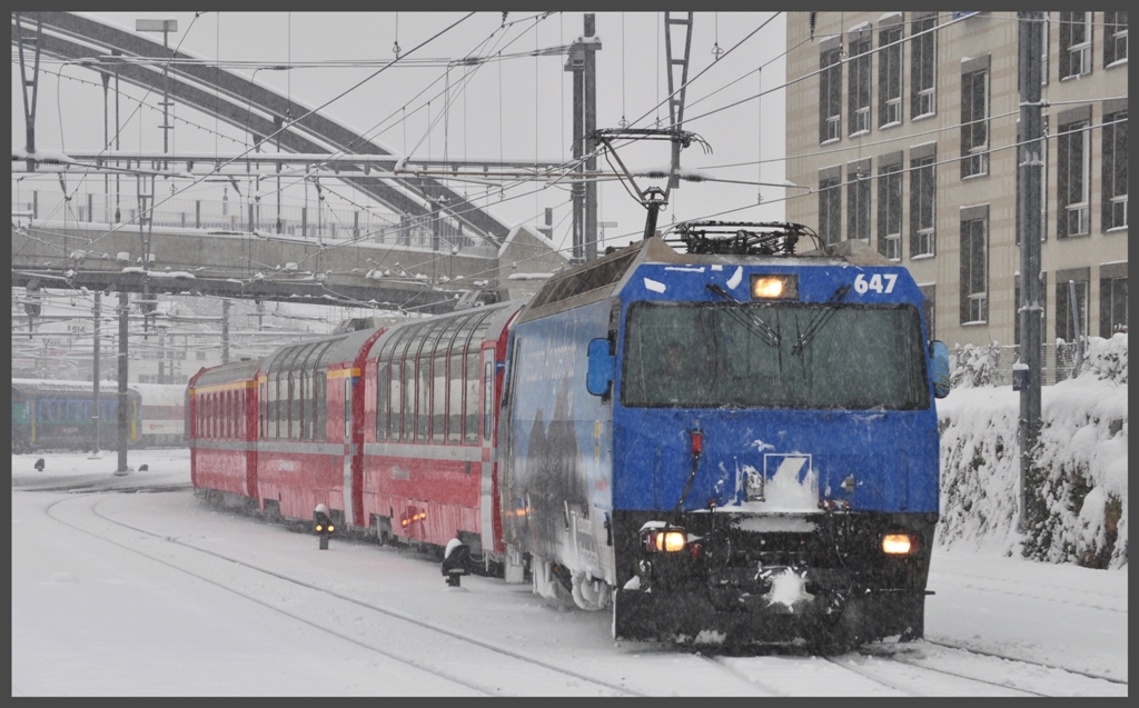 RE1124 aus St.Moritz mit Ge 4/4 III 647  Grsch  erreicht Chur. (21.12.2011)