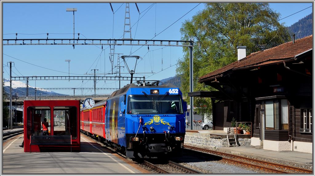 RE1128 mit der Ge 4/4 III 652  Vaz/Obervaz Lenzerheide-Valbella  in Felsberg. (25.04.2013)
