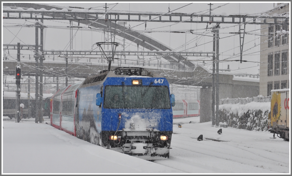 RE1128/GEX903 mit Ge 4/4 III 647  Grsch  fhrt in Chur ein. (22.12.2011)