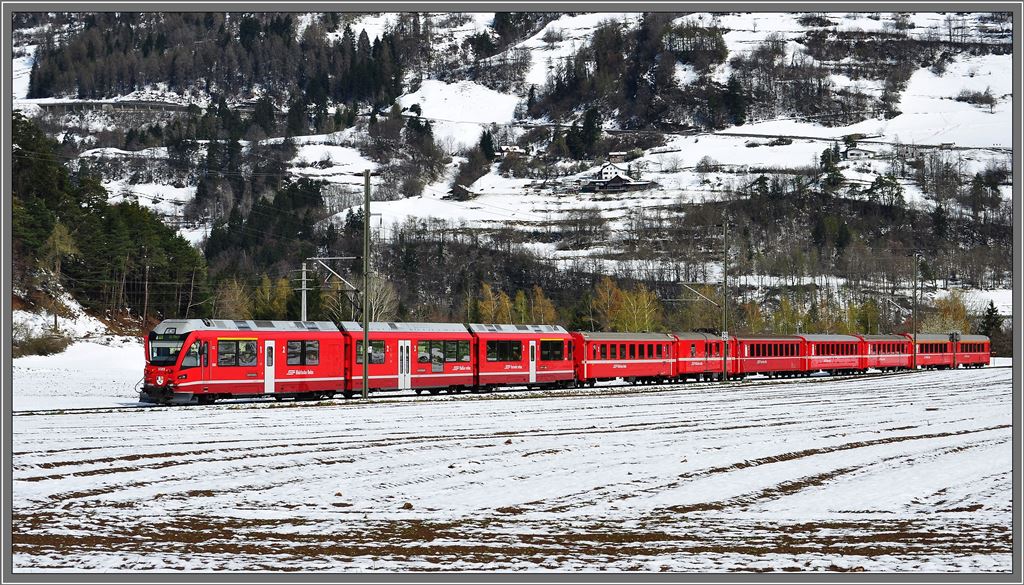 RE1129 mit ABe 8/12 3502  Friedrich Hennings  bei Bonaduz. (21.04.2013)