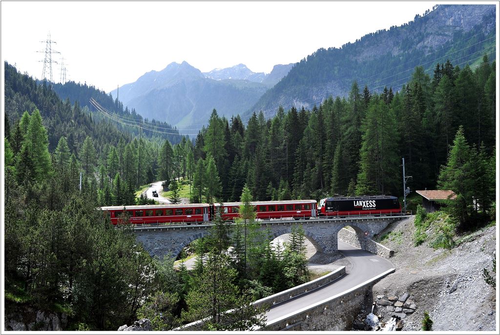 RE1129 mit Der Ge 4/4 III 648  Susch  auf der Albulabrcke I. (18.07.2013)