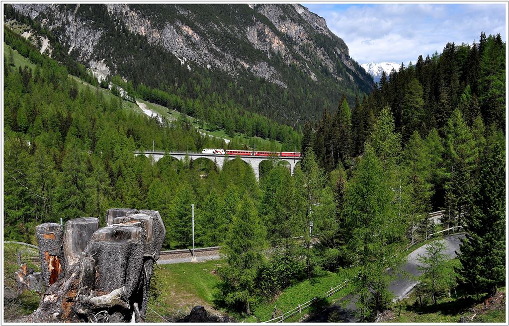 RE1129 mit Ge 4/4 III 629  Lavin  auf dem Albulaviadukt III. (12.06.2013)