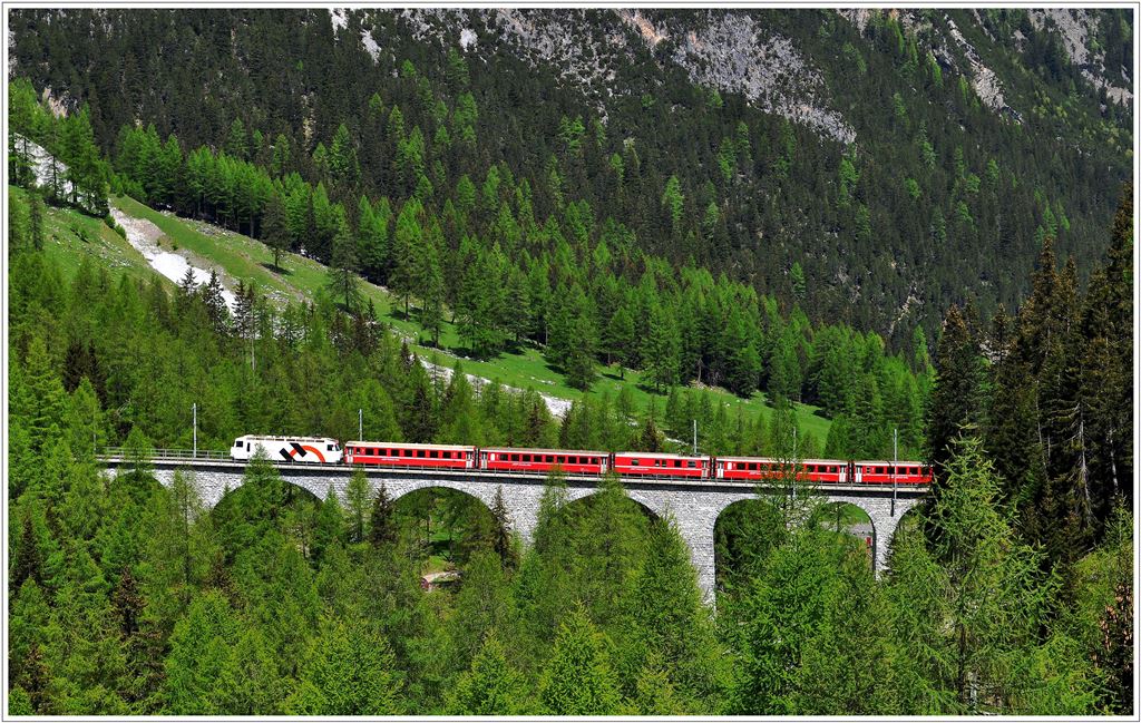 RE1129 mit Ge 4/4 III 649  Lavin  zwischen Muot und Preda. (12.06.2013)