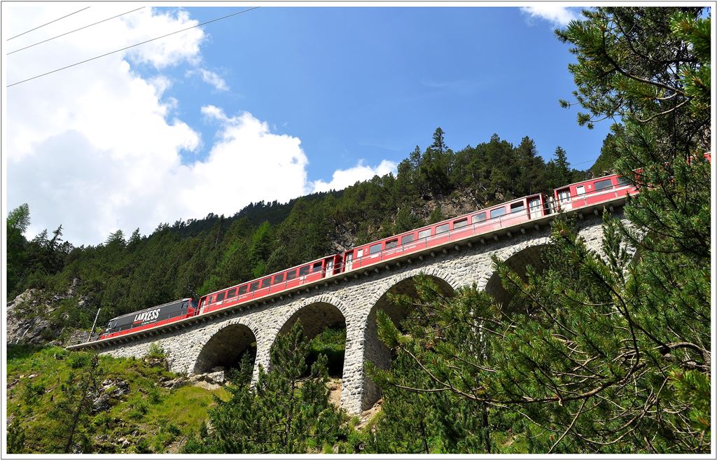 RE1129 mit der Ge 4/4 III 648  Susch  auf dem Rugnuxviadukt. (18.07.2013)