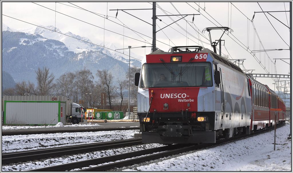 RE1132 mit Ge 4/4 III 650  seewis-Valzeina  in Felsberg. (15.01.2013)