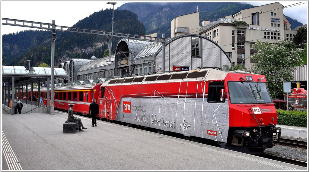 RE1132 mit Ge 4/4 III 645  Tujetsch  beim Halt in Thusis. (22.05.2013)