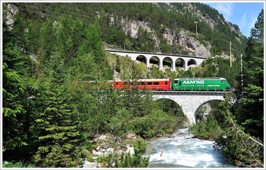 RE1132 mit der Ge 4/4 III 647  Grsch  auf der Albulabrcke I. (18.07.2013)