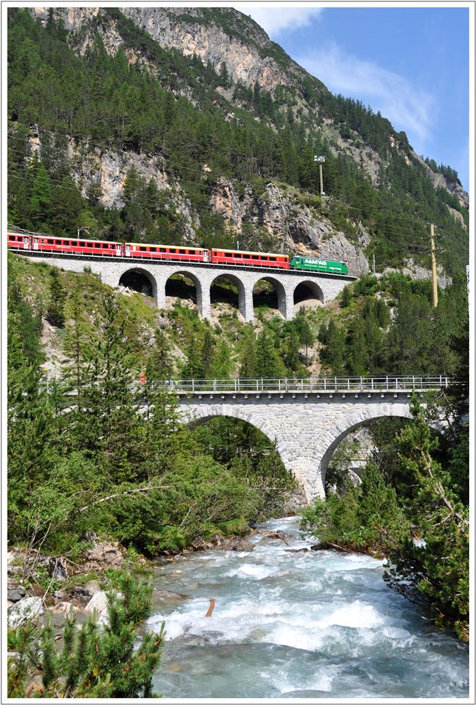 RE1132 mit Ge 4/4 III 647  Grsch  auf dem Rugnuxviadukt. (18.07.2013)