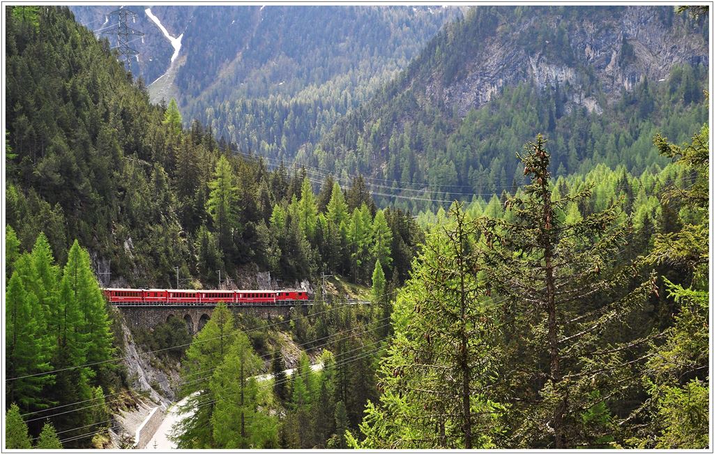 RE1133 mit einer Ge 4/4 II fhrt oberhalb von Muot bergwrts Richtung Preda. (12.06.2013)
