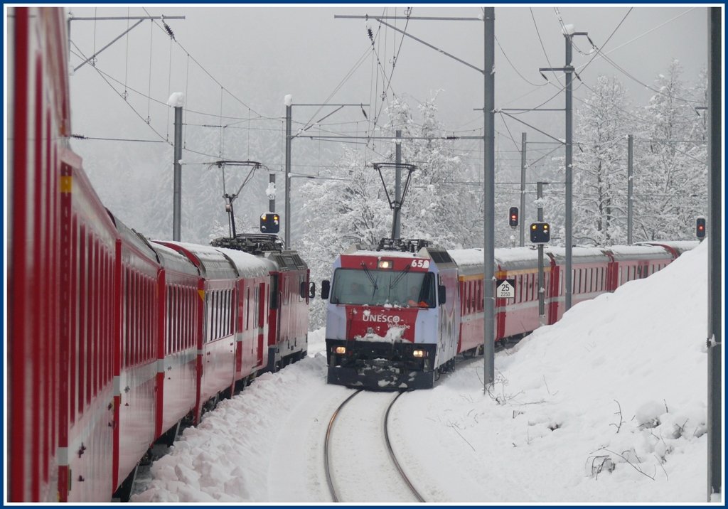 RE1133 wartet in Sils im Domleschg auf den RE1132 aus St.Moritz mit Ge 4/4 III 650  Seewis-Valzeina , (01.12.2009)