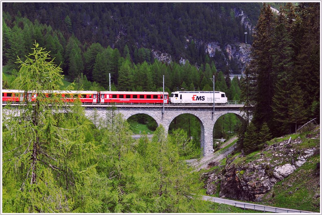 RE1136 mit Ge 4/4 III 643  Vals  auf dem Albulaviadukt III fhrt talwrts Richtung Bergn. (12.06.2013)