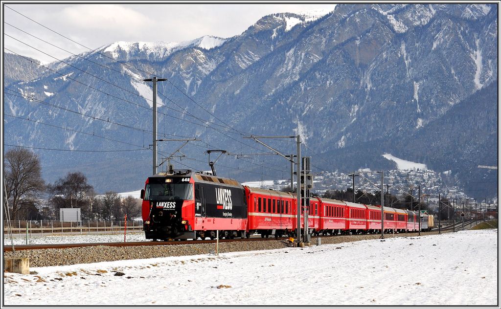 RE1137 Chur - St.Moritz in Felsberg. Zuglok ist Ge 4/4 III 648  Susch . (15.01.2013)