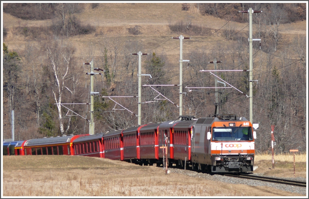 RE1137 mit Ge 4/4 III 641  Maienfeld  hat die Steigung nach Bonaduz erklommen. (09.02.2011)