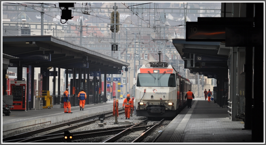 RE1137 mit Ge 4/4 III 649  Lavin  in Chur. (20.02.2011)
