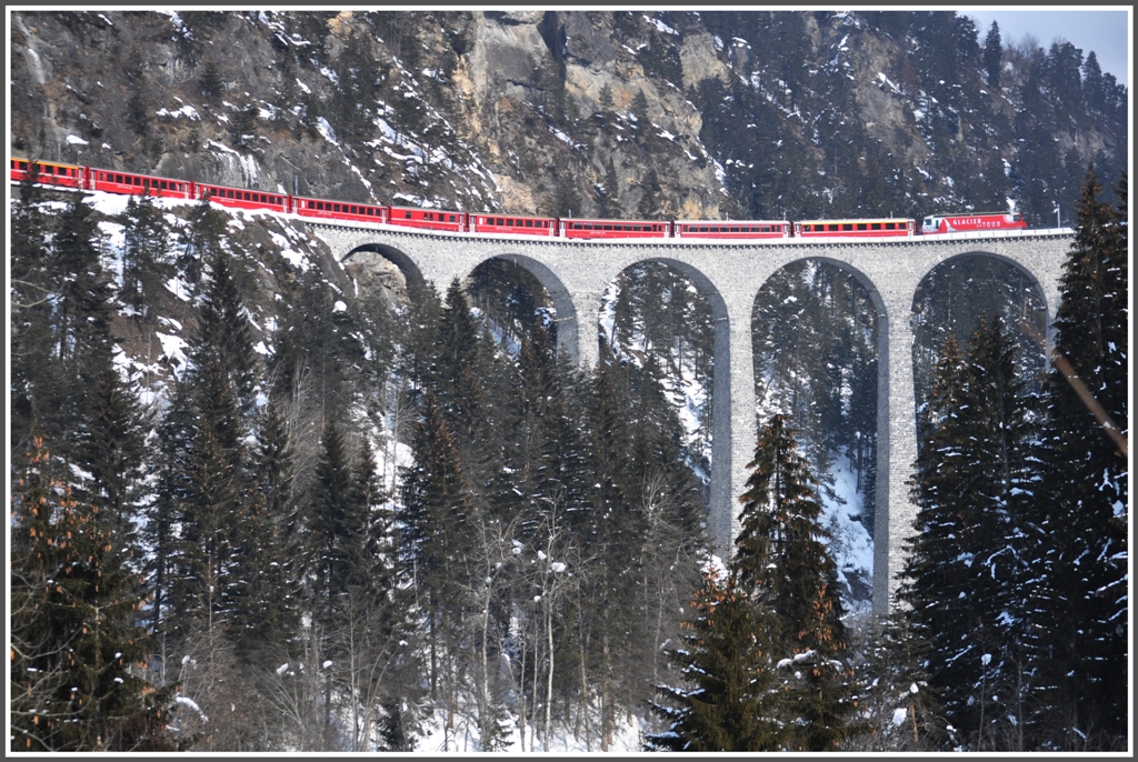 RE1137 mit Ge 4/4 III 651  Fideris  auf dem Landwasserviadukt. (12.02.2012)