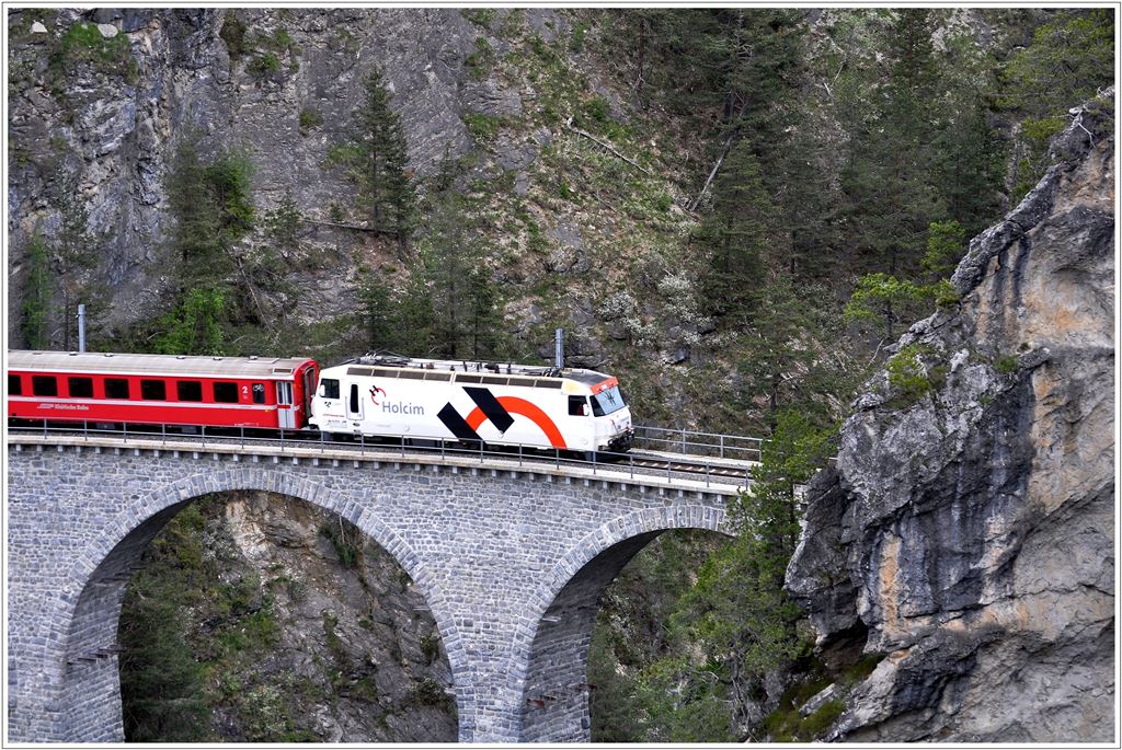 RE1137 nach St.Moritz mit Ge 4/4 III 649  Lavin  berquert das Landwassertal. (22.05.2013)