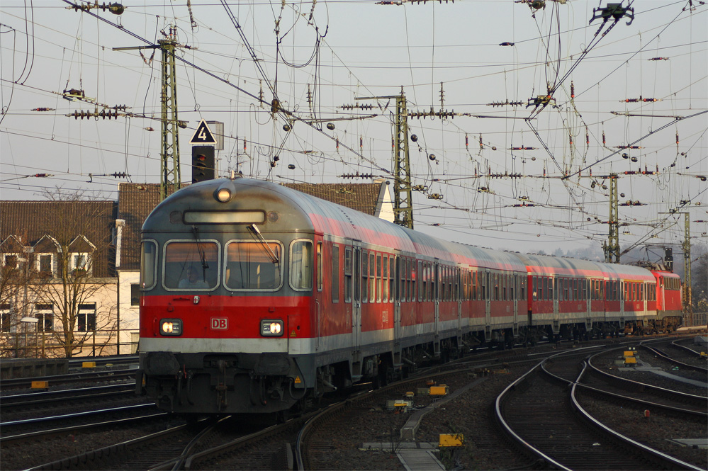 RE11370 mit 110 455-3 aus Kln Messe/Deutz bei der Einfahrt in Aachen Hbf, 4.3.11