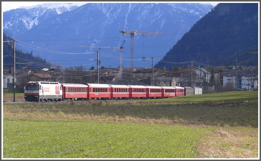 RE1140 aus St.Moritz wird von Ge 4/4 III 641  Maienfeld  gezogen. Der Fhn hat den Schnee weggeputzt und mit 14 Grad werden schon fast Frhlingsgefhle geweckt. Bei Bonaduz. (08.12.2010)