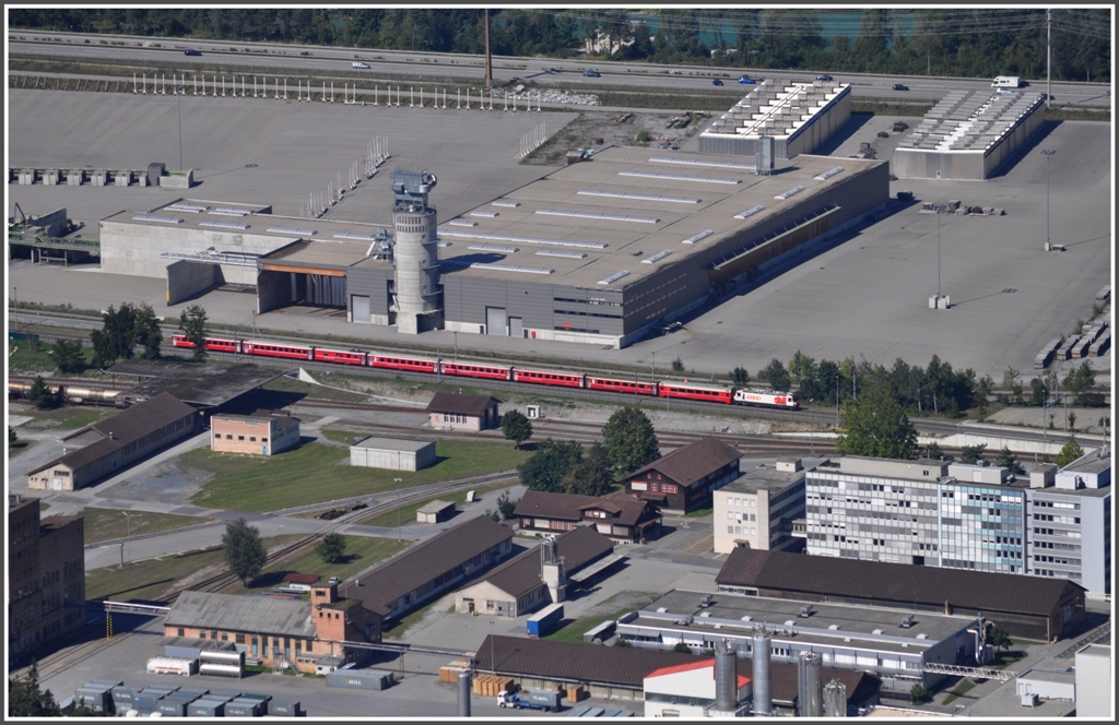 RE1140 durchfhrt das Industriegebiet von Domat/Ems. (16.09.2012)