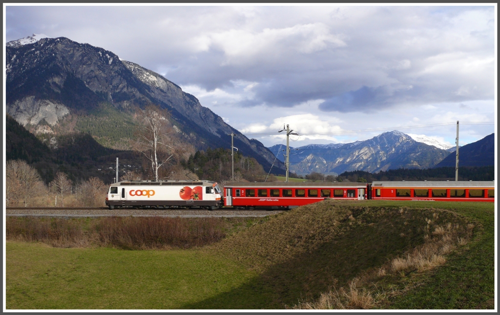 RE1140 mit Ge 4/4 III 641  Maienfeld  ist zwischen Bonaduz und Reichenau-Tamins unterwegs. Links ist der Calanda und im Hintergrund der Montalin zu sehen. (08.12.2010)