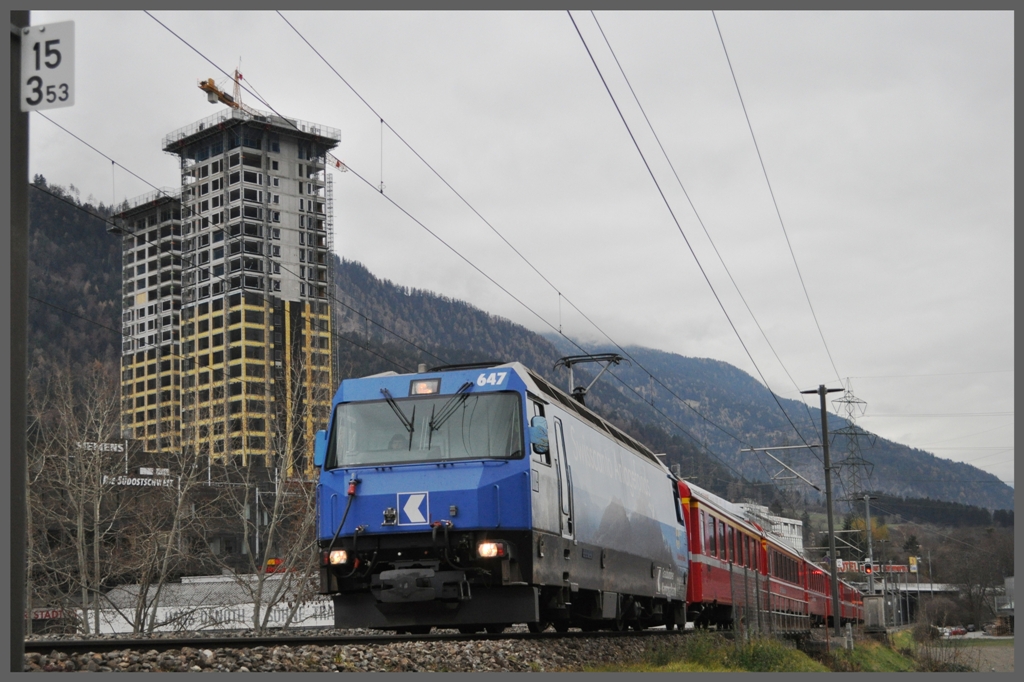 RE1140 mit Ge 4/4 III 647  Grsch  bei Chur West. (03.12.2011)