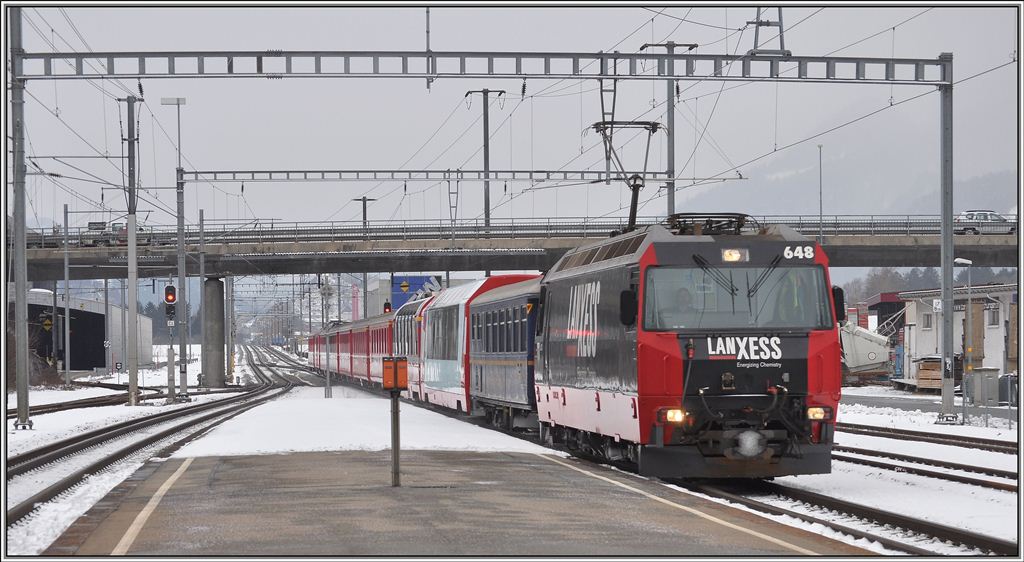 RE1140 mit Ge 4/4 III 648  Susch  in Felsberg. (16.01.2013)