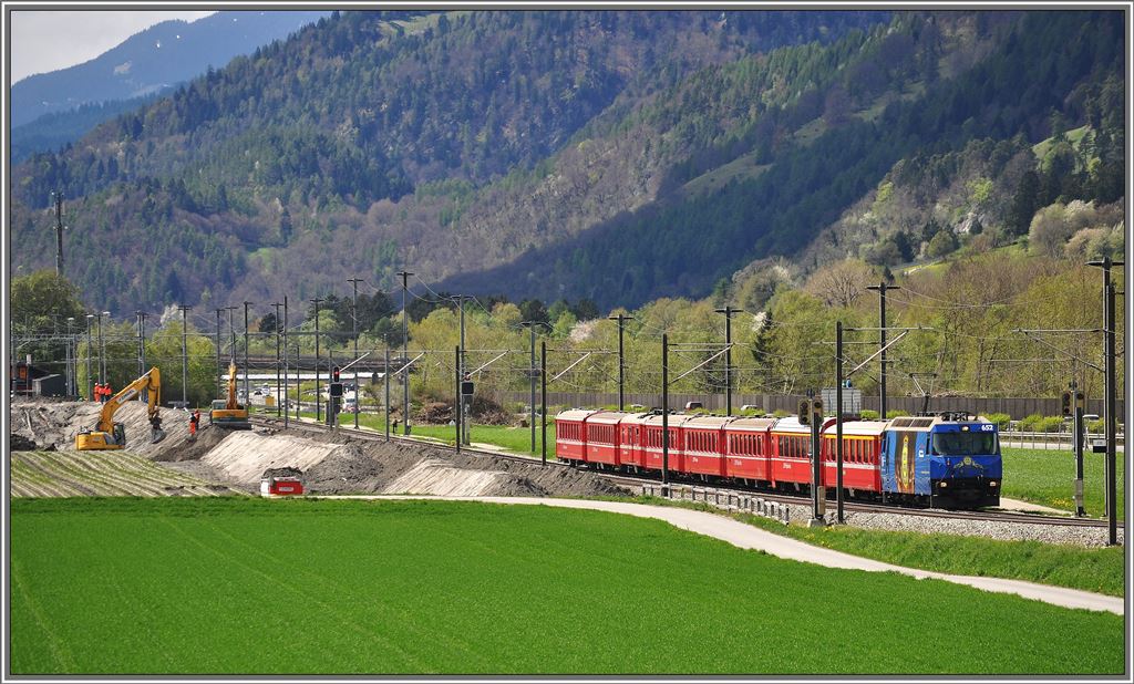 RE1140 mit Ge 4/4 III 652 bei Felsberg, wo die RhB immer noch gegen die Schlammflut aus dem Pargheratobel kmpft. (27.04.2013)