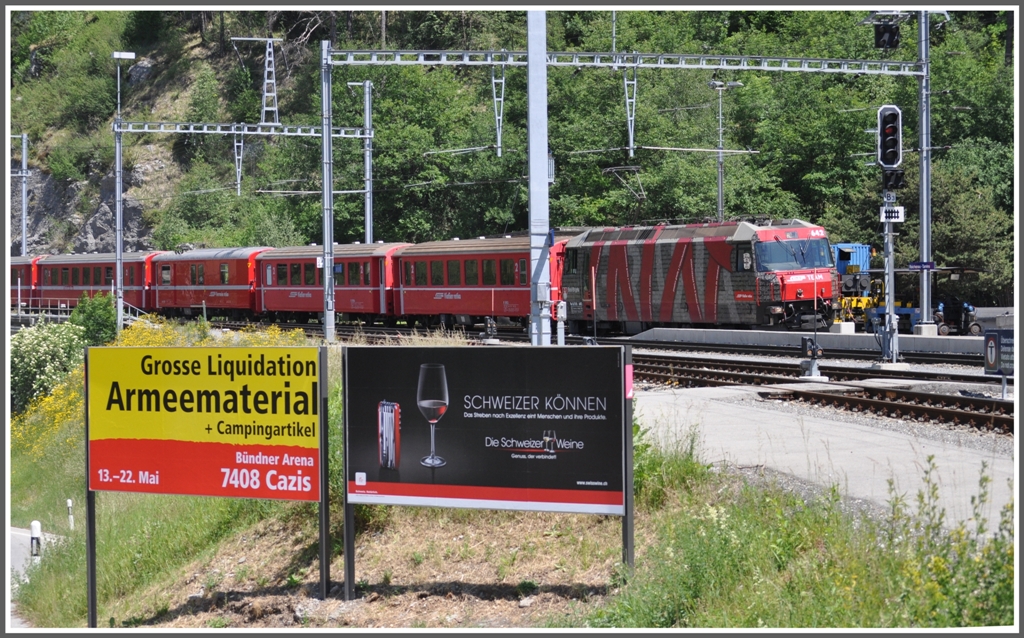 RE1141 mit Ge 4/4 III 642  Breil/Brigels  fhrt in Reichenau-Tamins ein. Hoffentlich gehts der Bahn wie dem Schweizer Wein und nicht wie der Armee.